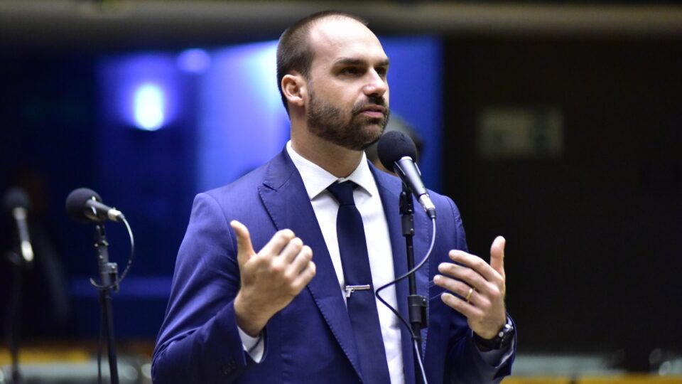 Eduardo fica, Zambelli pode voltar. Oposição busca transparência nas urnas. STF lulista até 2042?