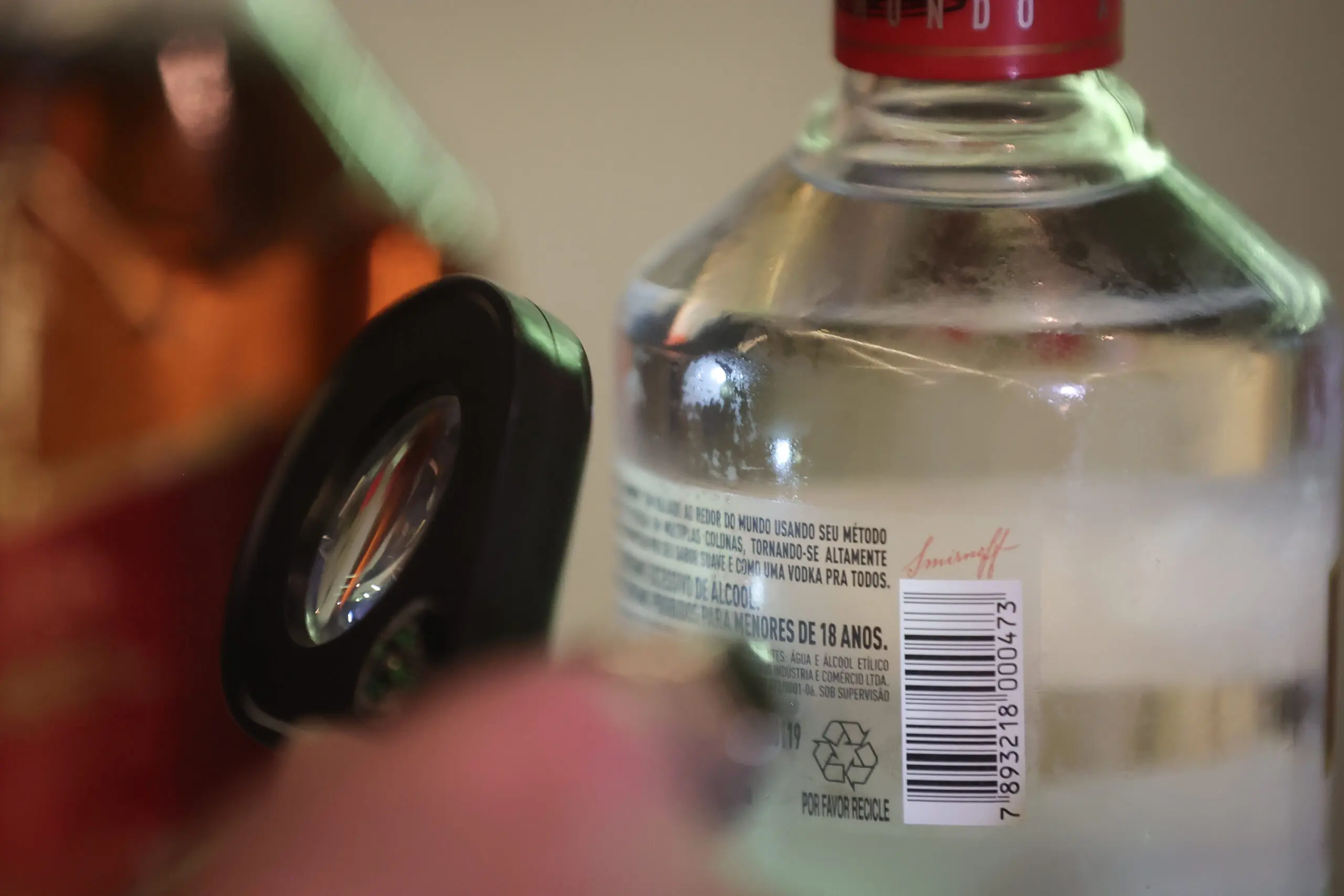 Dois homens foram internados e investigação aponta que paciente pode ter adicionado substância na própria bebida