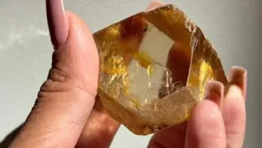O segundo maior diamante encontrado em Coromandel e no Brasil: uma pedra bruta de 646,78 quilates (cerca de 129,36 gramas), descoberta em maio de 2025.