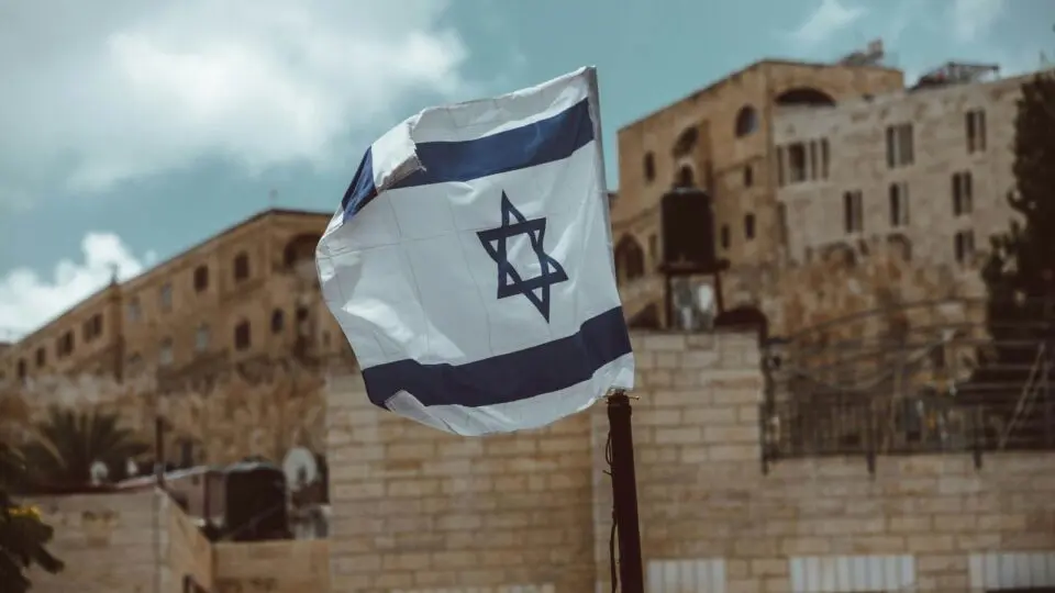 Bandeira e Israel, em 7 de outubro de 2023