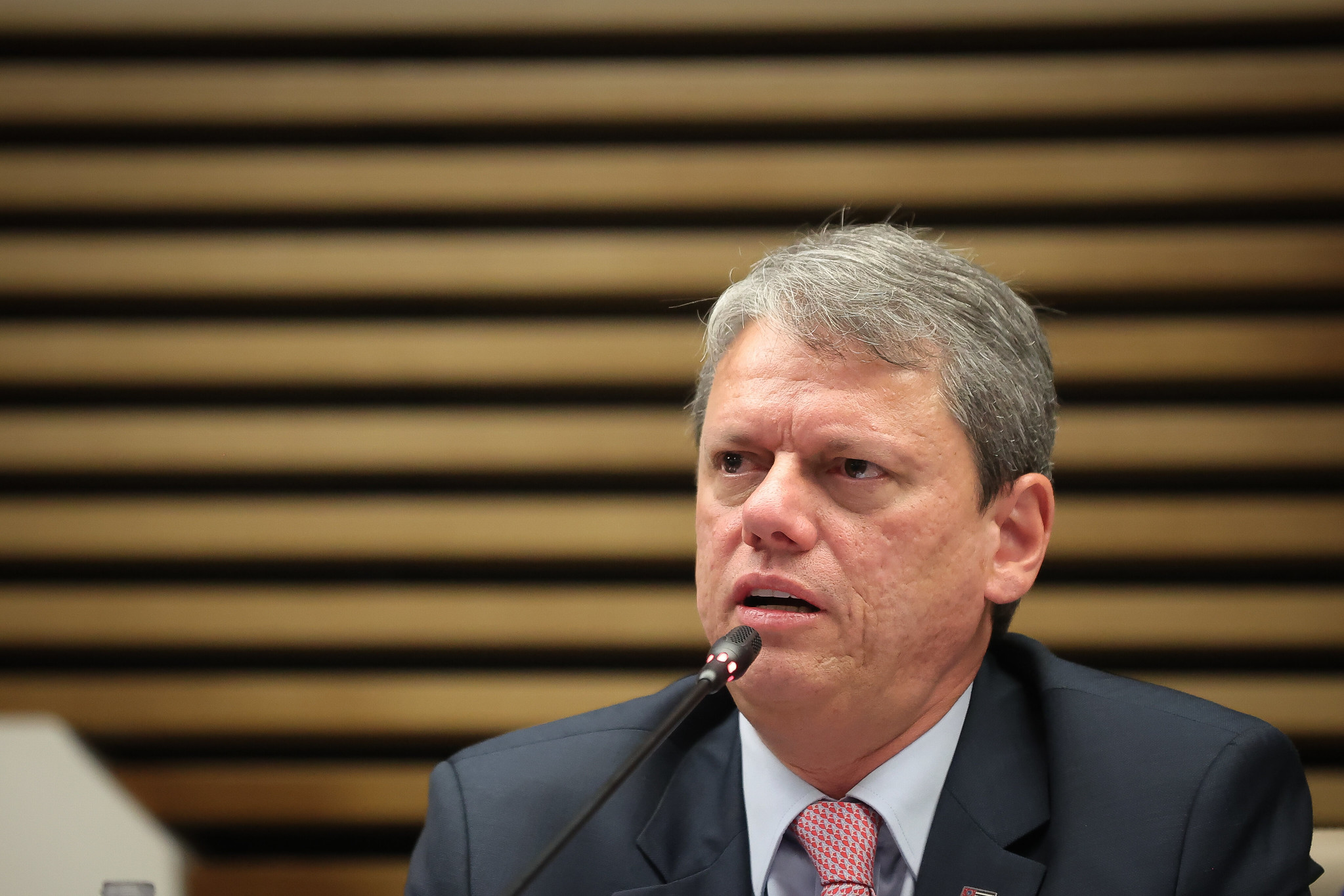 O atual governador de São Paulo, Tarcísio de Freitas (Republicanos) lidera pesquisa de intenção de voto para o governo do estado em 2026.