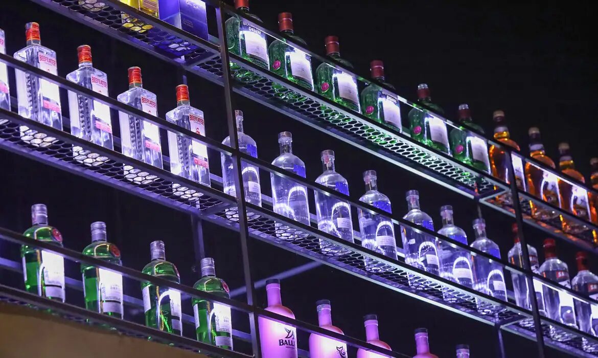 Laboratórios públicos brasileiros criam tecnologias de baixo custo e alta precisão para detectar metanol em bebidas adulteradas.