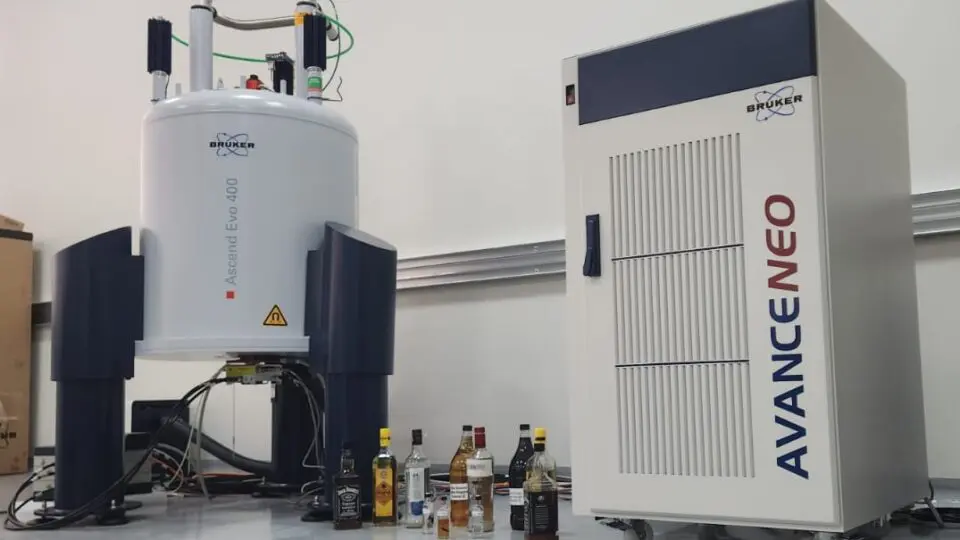 Cientistas da UFPR, Unesp, UnB e UEPB aceleram o combate ao metanol com testes rápidos e alguns até gratuitos em bebidas alcoólicas.
