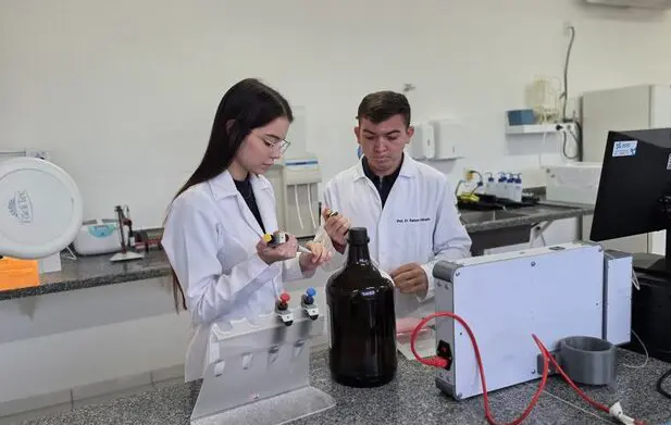Canudo inteligente muda de cor ao contato com metanol e transforma o ato de beber em um alerta instantâneo contra fraudes.