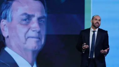 "Abutres": o deputado federal Eduardo Bolsonaro (PL-SP) criticou os políticos que sempre substituirão seu pai na corrida ao planalto em 2026. Eduardo está nos Estados Unidos e busca uma alternativa ao PL para concorrer à presidência.