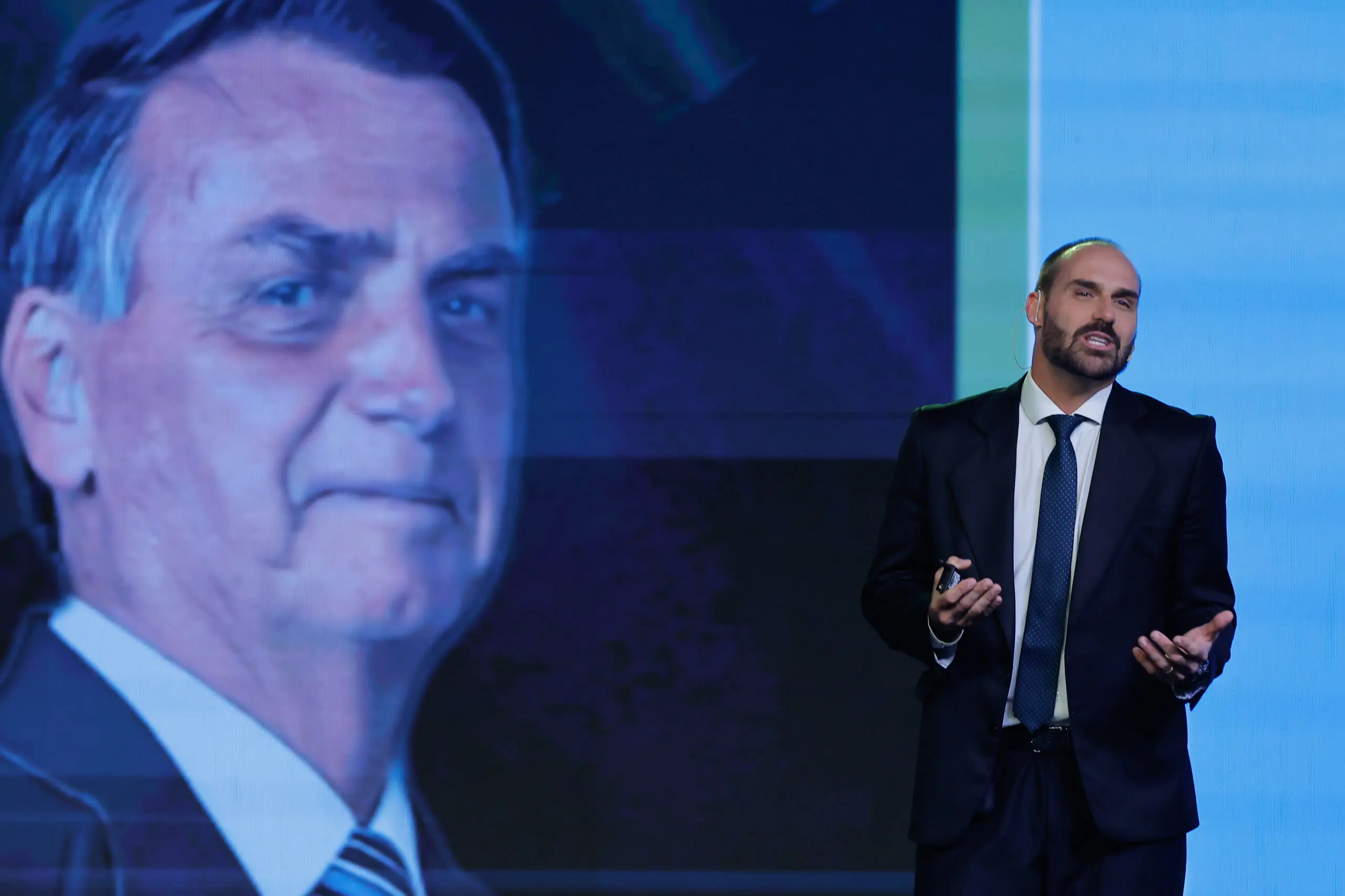 "Abutres": o deputado federal Eduardo Bolsonaro (PL-SP) criticou os políticos que almejam substituir seu pai na corrida ao planalto em 2026. Eduardo está nos Estados Unidos e busca uma alternativa ao PL para concorrer à presidência.