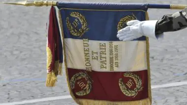 Detalhe de uma bandeira francesa estilizada na parada militar do Dia da Bastilha