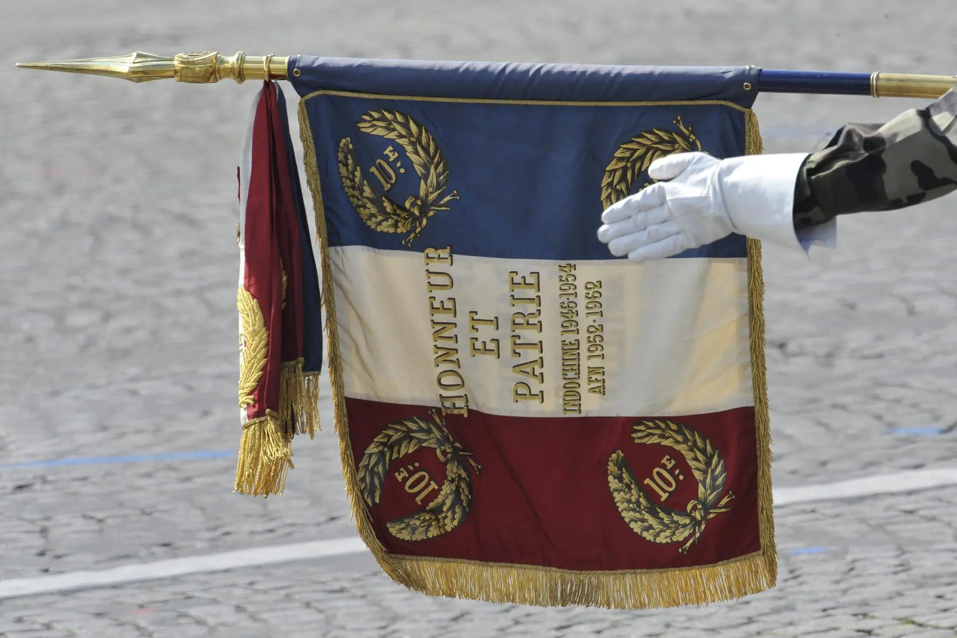 Detalhe de uma bandeira francesa estilizada na parada militar do Dia da Bastilha