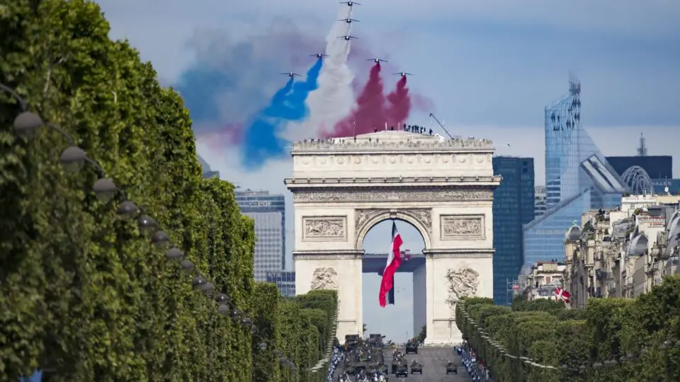 Desfile do Dia da Bastilha nos Campos Elíseos de Paris