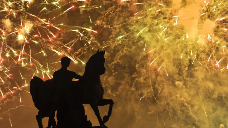 Fogos de artifício em frente ao Trocadero de Paris, na celebração da queda da Bastilha