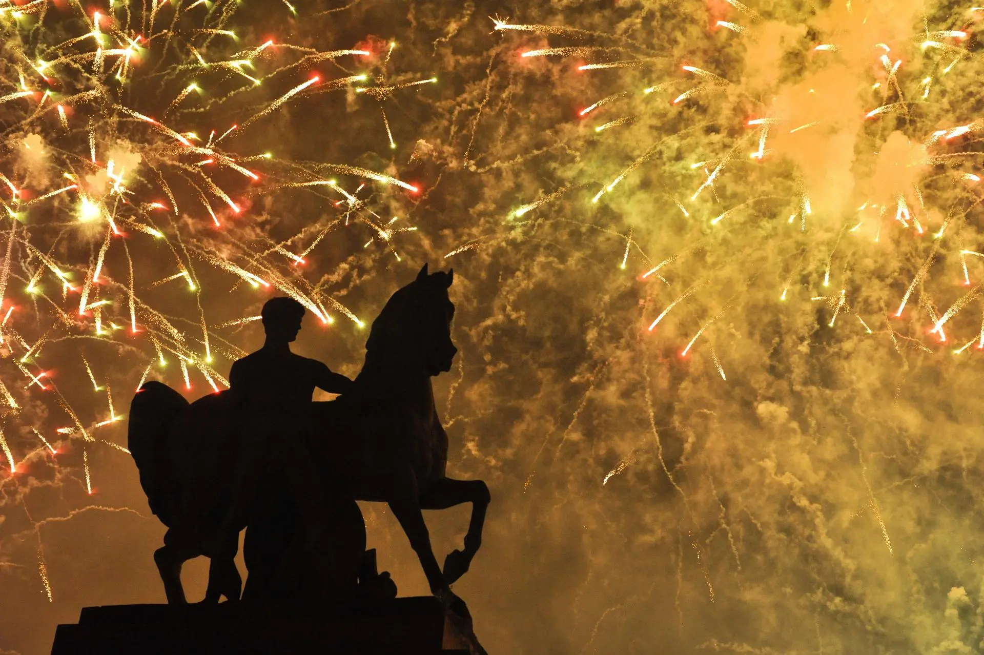 Fogos de artifício em frente ao Trocadero de Paris, na celebração da queda da Bastilha