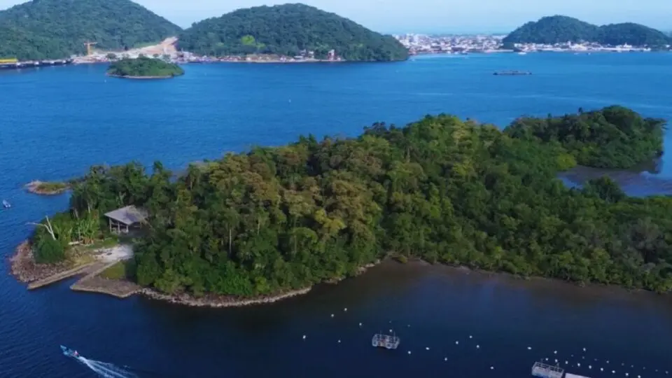 Com infraestrutura pronta e proximidade da Ponte de Guaratuba, a ilha oferece exclusividade e potencial turístico.