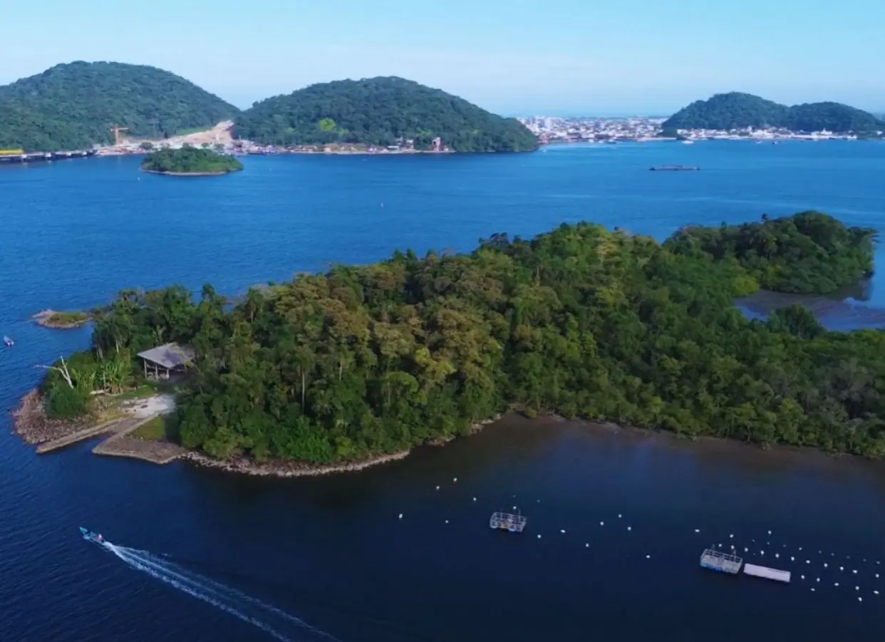 Com infraestrutura pronta e proximidade da Ponte de Guaratuba, a ilha oferece exclusividade e potencial turístico.