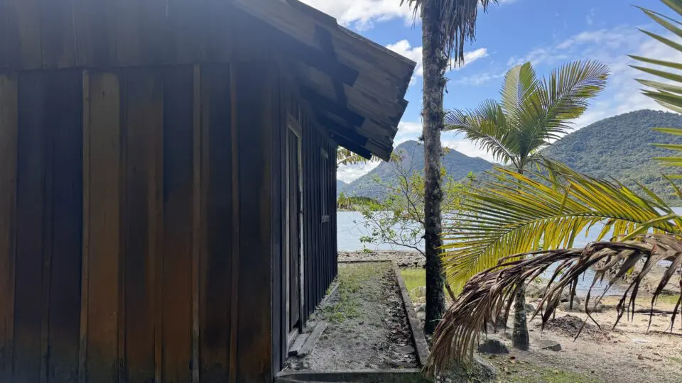 Com três quartos integrados à paisagem natural, a Ilha da Pescaria conta ainda com uma casa de apoio no continente para suporte logístico e hospedagem.