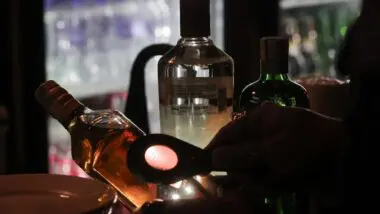 Bebidas adulteradas ou vendidas sem procedência estão entre as principais causas de intoxicação por metanol no país.