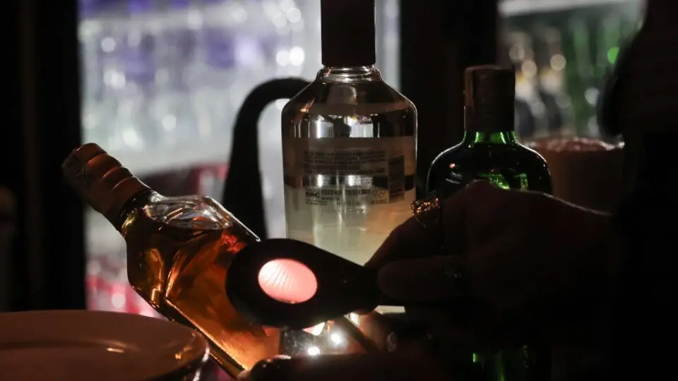 Bebidas adulteradas ou vendidas sem procedência estão entre as principais causas de intoxicação por metanol no país.