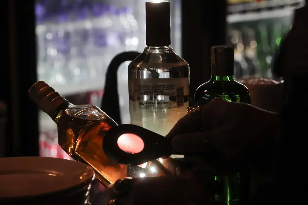 Bebidas adulteradas ou vendidas sem procedência estão entre as principais causas de intoxicação por metanol no país.