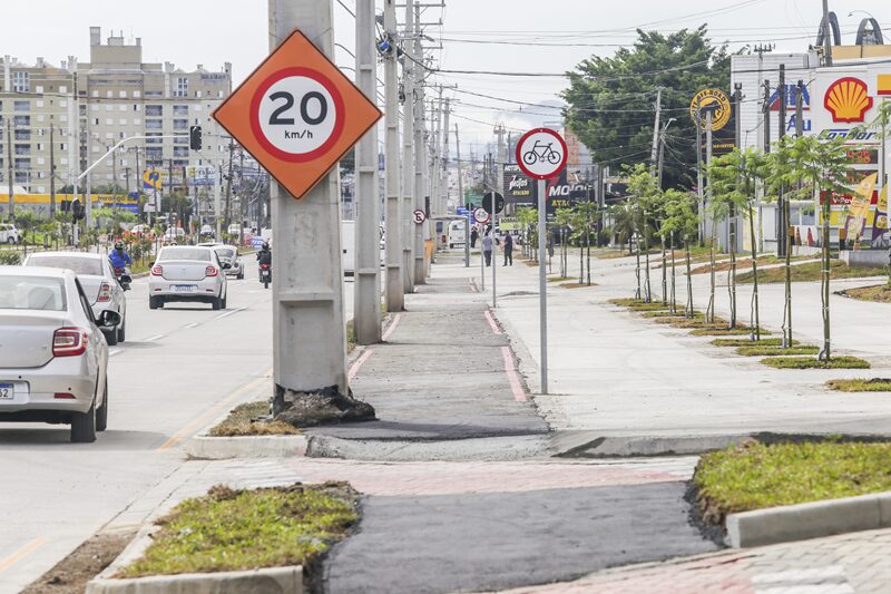 Av. Victor Ferreira do Amaral com nova sinalização, calçadas acessíveis, iluminação moderna e ciclovias seguras  parte das obras do Novo Inter 2 que garantem mais mobilidade, segurança e conforto para pedestres, ciclistas e motoristas.