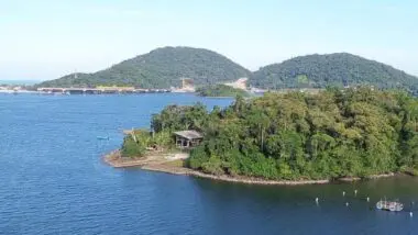 Entre o verde da mata e o azul da baía, com visão para a Ponte de Guaratuba, a Ilha da Pescaria guarda o charme raro de um refúgio isolado no litoral paranaense.