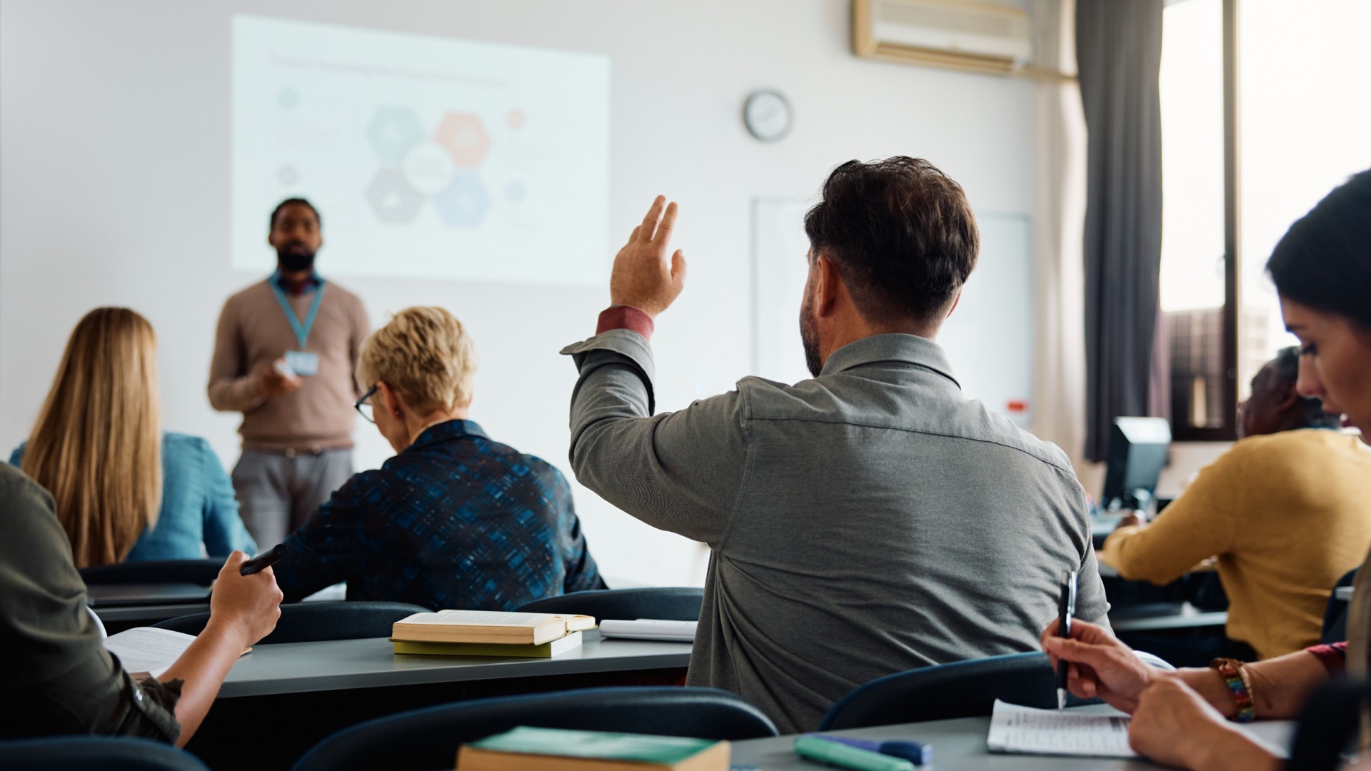 Treinamentos contínuos ampliam competências técnicas e comportamentais, conectando aprendizado à rotina de trabalho