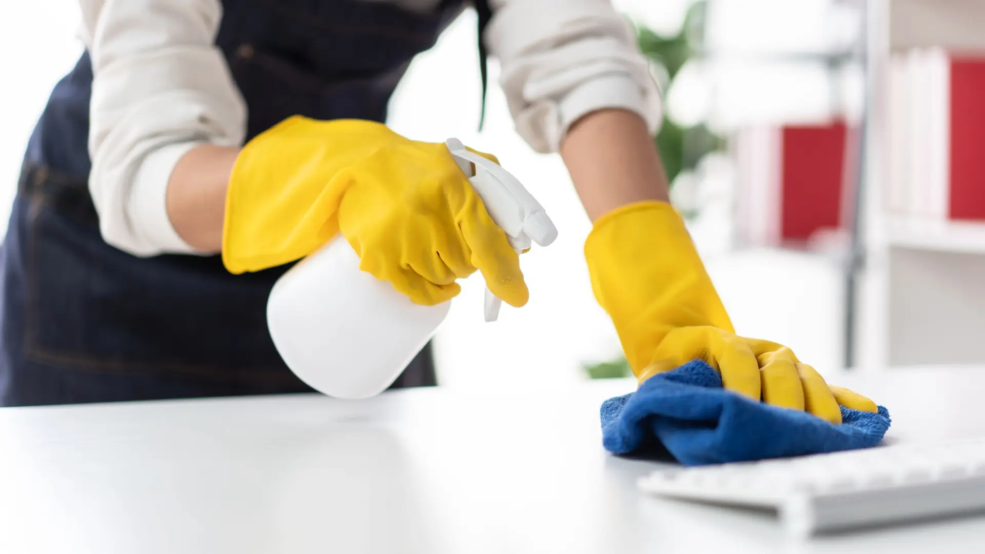 Adoção de práticas de biossegurança alia limpeza e prevenção de riscos em ambientes públicos, reforçando saúde e segurança diárias