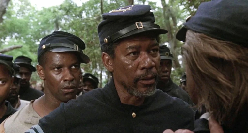 O jovem Denzel Washington dividiu os créditos com atores já veteranos como Morgan Freeman