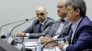 Pedido de desculpas reforça em Tarcísio uma imagem de candidato mais ponderado que Bolsonaro e pode impactar na campanha de 2026.