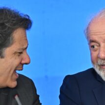 Haddad e Lula: projeto que amplia isenção e dá desconto no Imposto de Renda não favorece a classe média, grupo mais taxado pelo Leão.