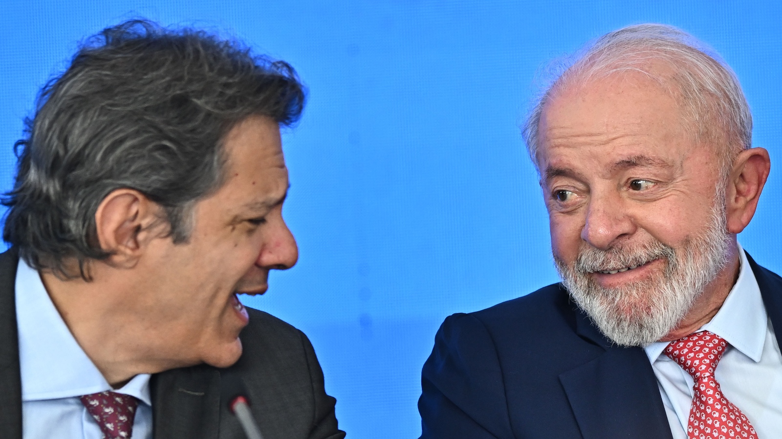 Haddad e Lula: projeto que amplia isenção e dá desconto no Imposto de Renda não favorece a classe média, grupo mais taxado pelo Leão.