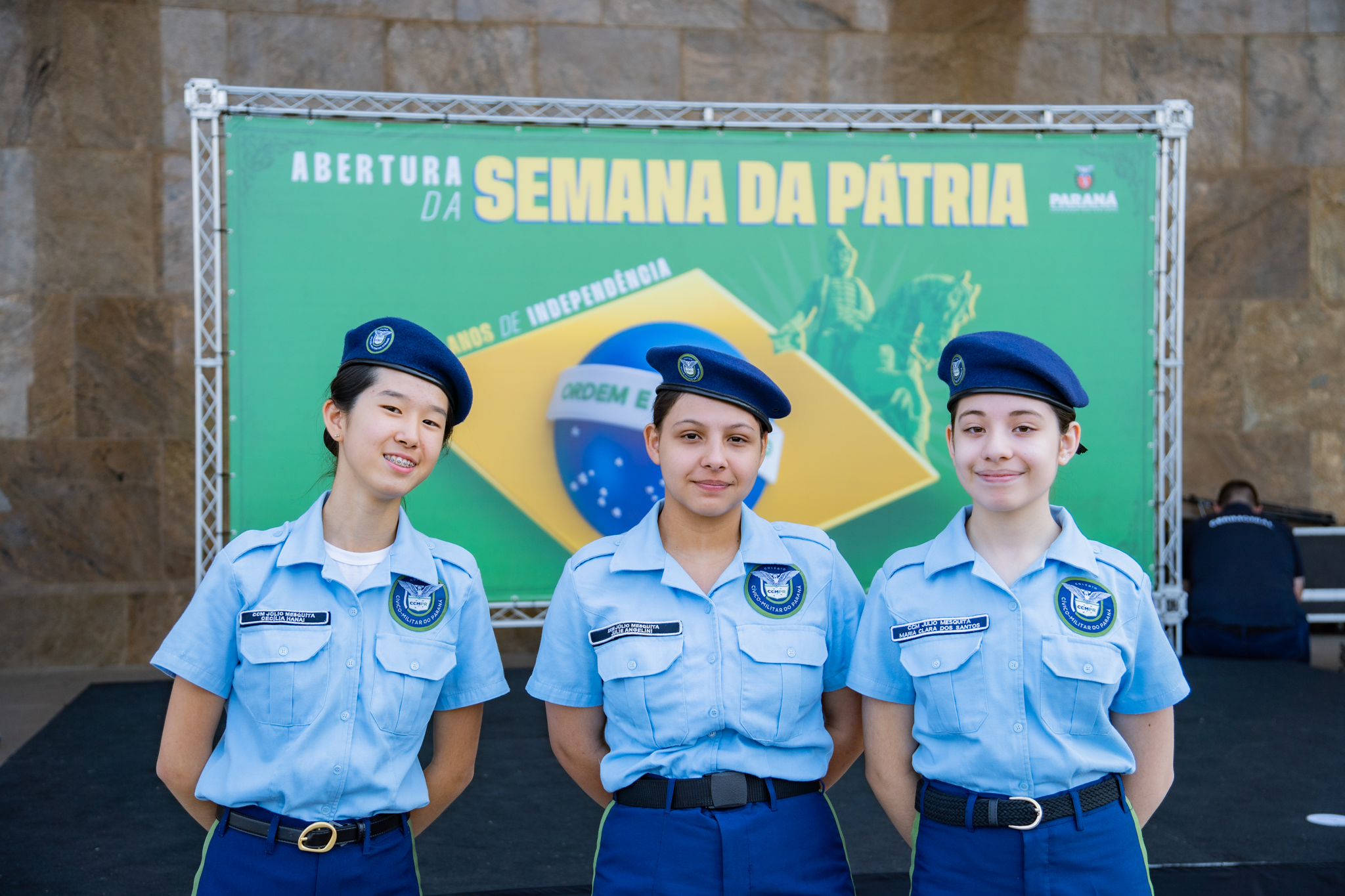 Quase 10 mil alunos aguardam vagas em escolas cívico-militares no Paraná enquanto STF julga constitucionalidade do modelo.