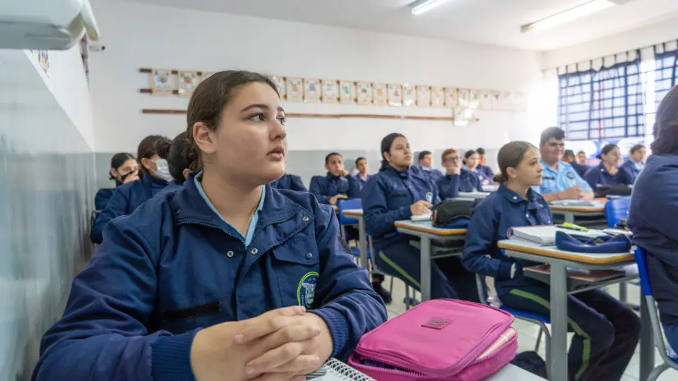O Paraná mantém 312 escolas cívico-militares, com estudantes participando de intercâmbio internacional e formação integral.