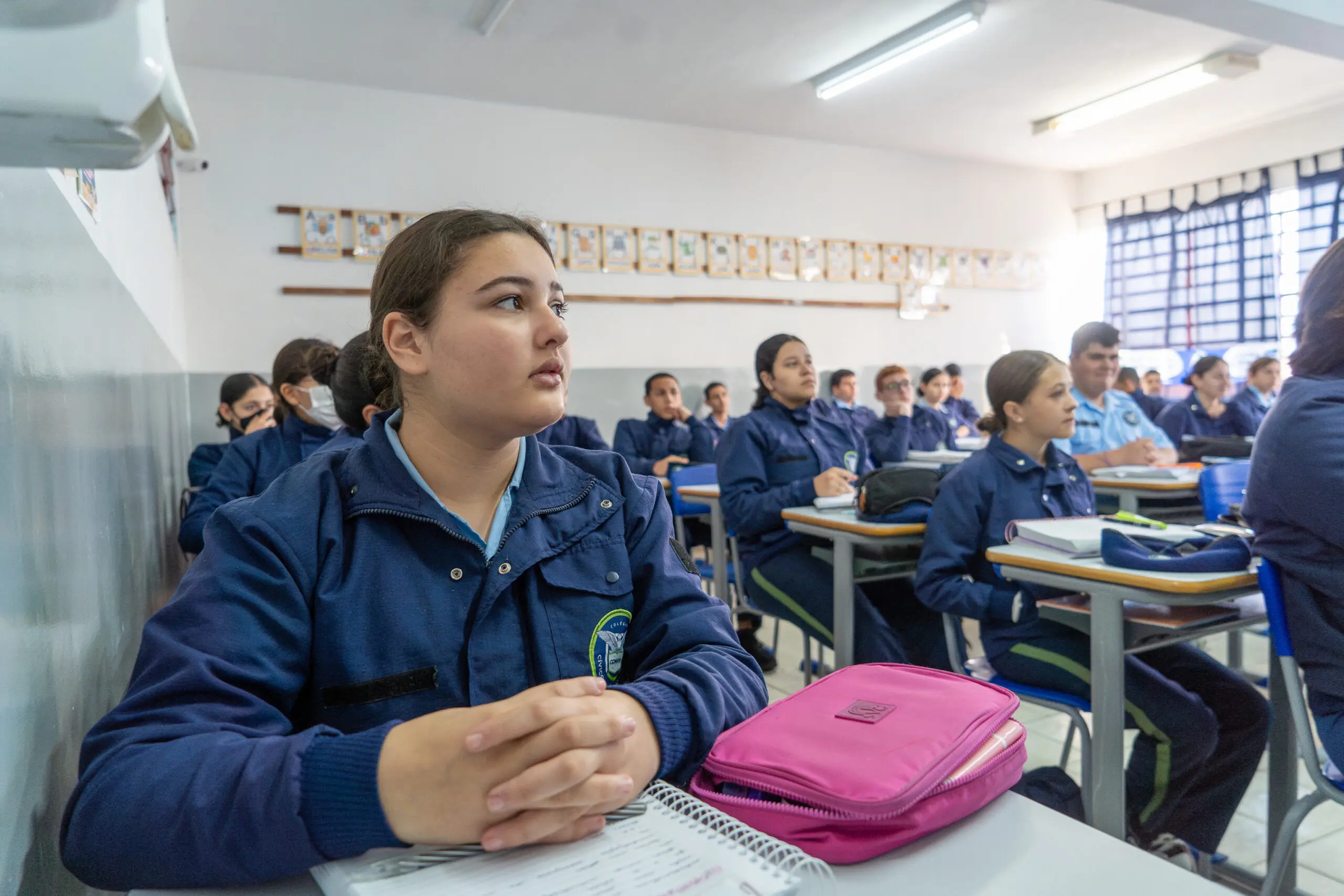 O Paraná mantém 312 escolas cívico-militares, com estudantes participando de intercâmbio internacional e formação integral.
