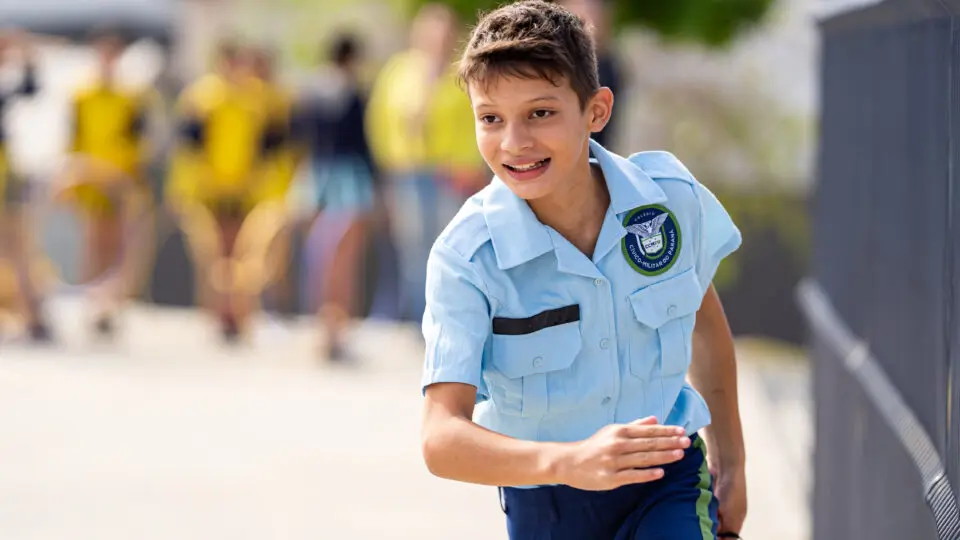 Dados do Ideb de 2023 apontam que as escolas cívico-militares do Paraná tiveram desempenho superior à média estadual e crescimento nas notas do ensino médio.