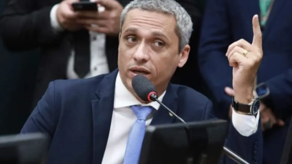 Deputado federal Gustavo Gayer (PL-GO) teve aprovação da CCJ em requerimento para suspender ação no STF contra ele. O caso vai ao plenário.