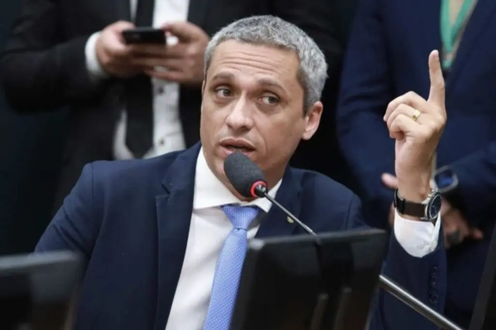 Deputado federal Gustavo Gayer (PL-GO) teve aprovação da CCJ em requerimento para suspender ação no STF contra ele. O caso vai ao plenário.