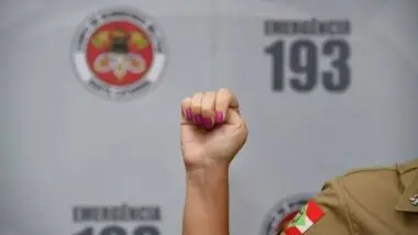 O sinal universal de socorro é um gesto discreto, mas que pode salvar vidas.