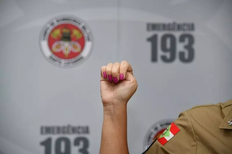 O sinal universal de socorro é um gesto discreto, que pode salvar vidas.