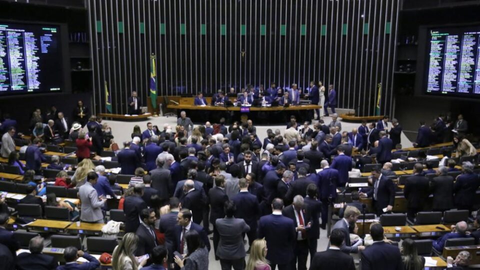 Como cada deputado votou na derrubada da “MP da Taxação”