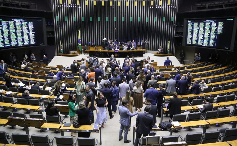 Oposição comemora derrota do governo na Câmara