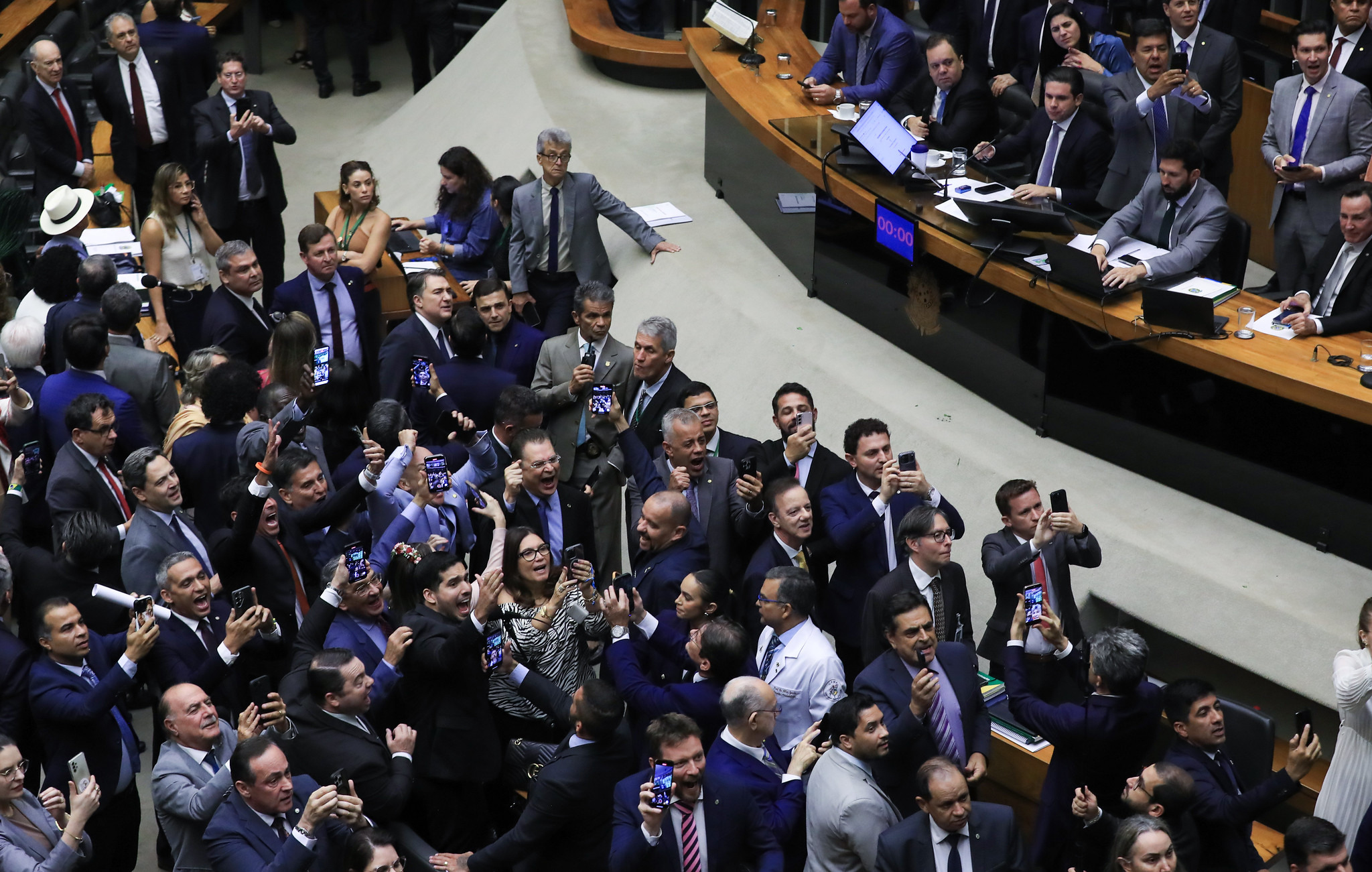 Câmara aprova retirada de pauta e derrubou tramitação da &#8220;MP da Taxação&#8221;. Texto perde a validade às 23h59.