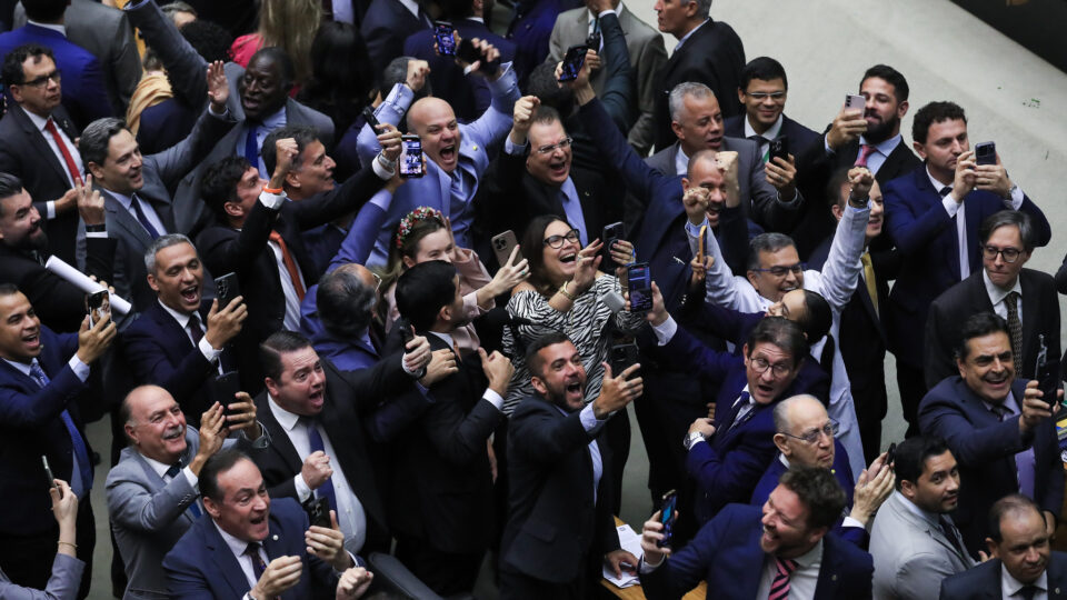 Vitória da oposição enterra MP da Taxação da Câmara. Israel e Hamas assinam 1ª fase de plano de paz
