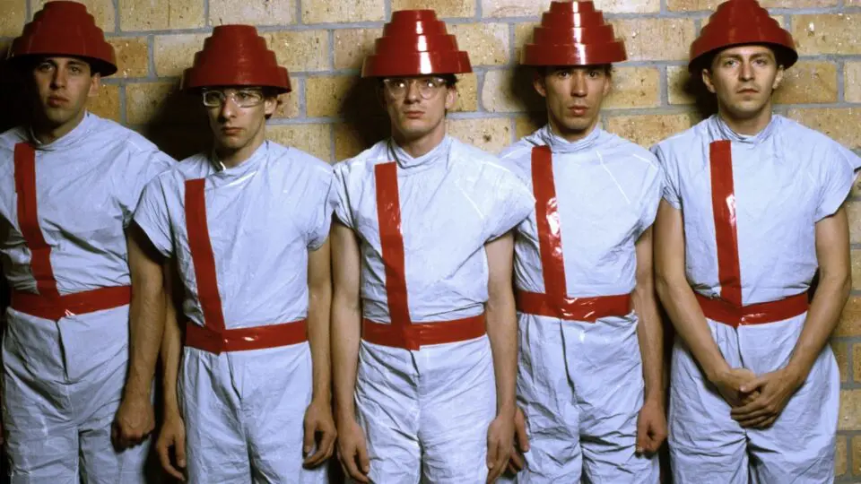 A banda new wave Devo com seus trajes e chapéus peculiares