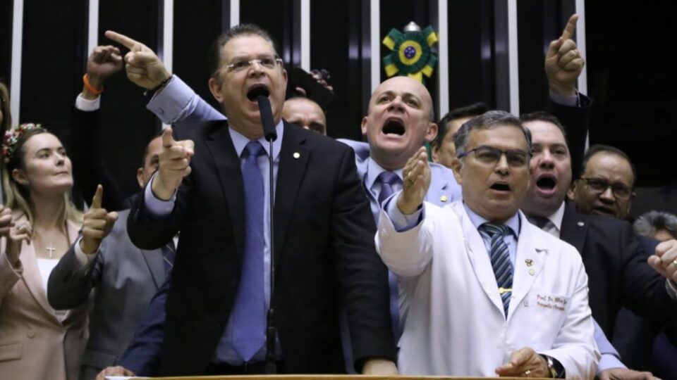 Líder do PL agradece empenho de Tarcísio contra MP; governador nega participação