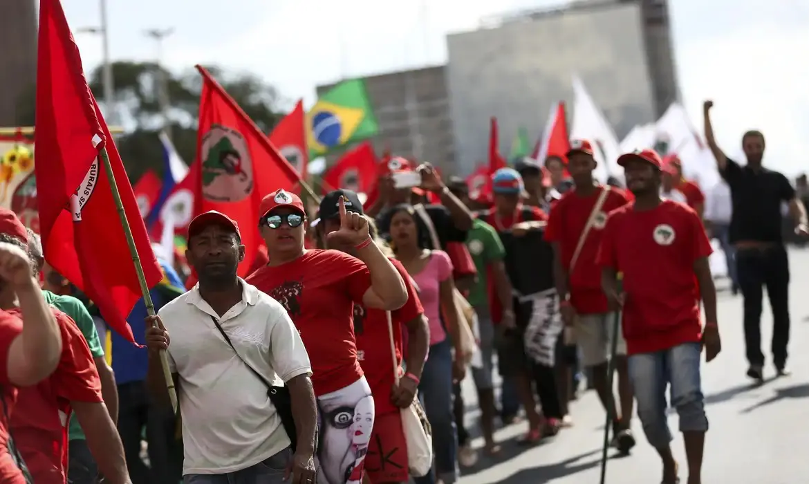 Justiça pernambucana volta a derrubar edital da UFPE exclusivo para militantes do MST.