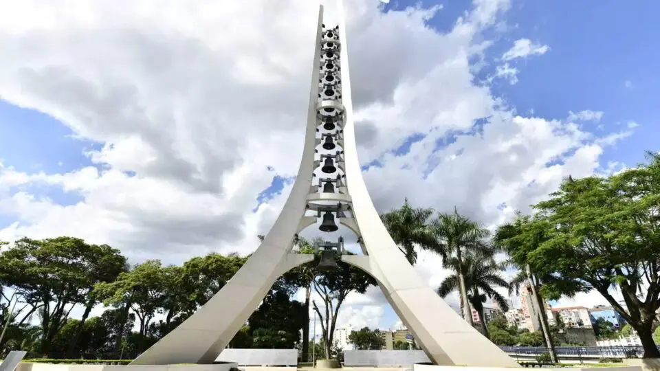 O Campanário do Santuário Nacional une arte e fé em uma obra de Oscar Niemeyer, com treze sinos que simbolizam os apóstolos e a devoção à Virgem de Aparecida.