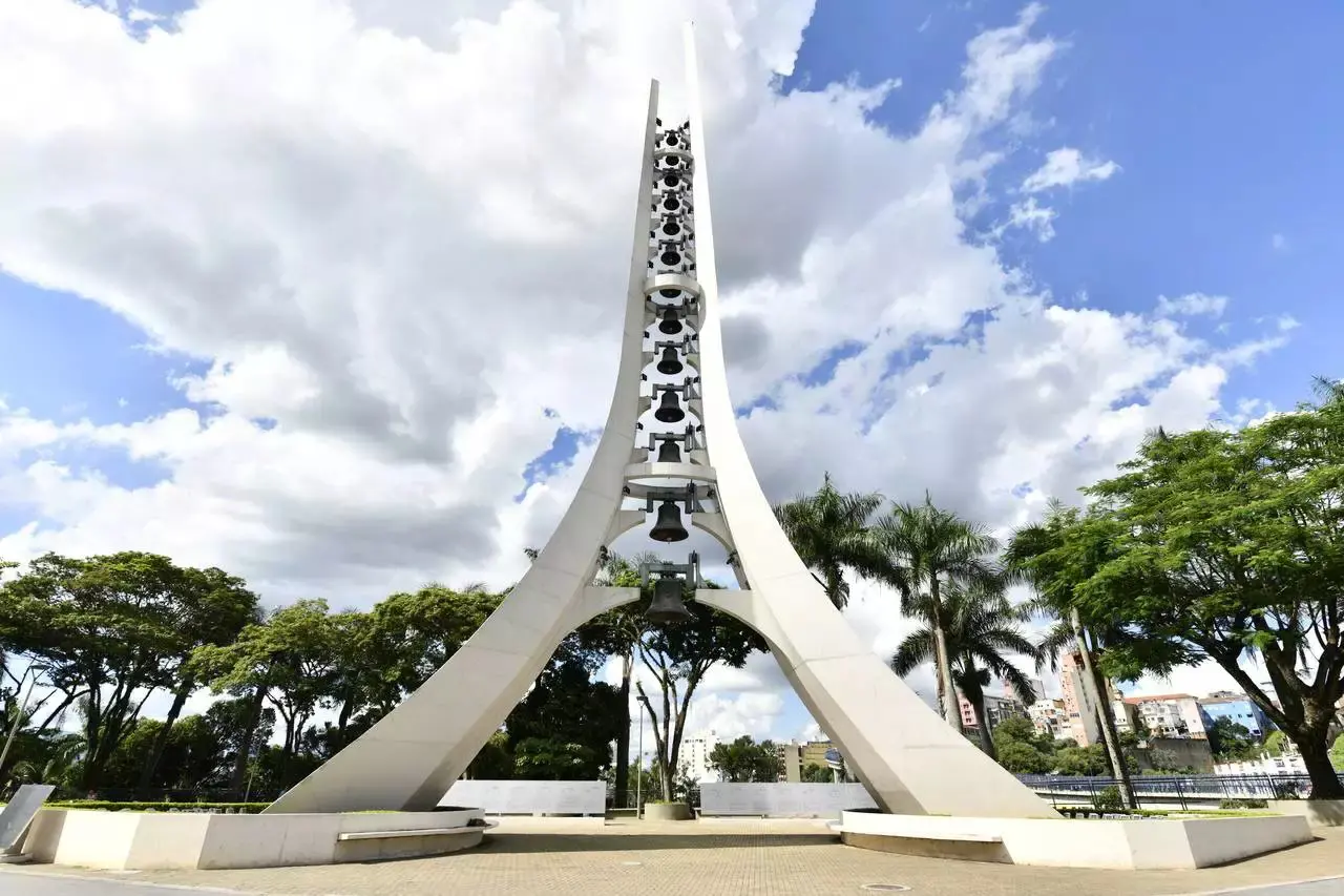 O Campanário do Santuário Nacional une arte e fé em uma obra de Oscar Niemeyer, com treze sinos que simbolizam os apóstolos e a devoção à Virgem de Aparecida.