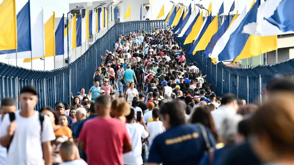 Símbolo de peregrinação, a Passarela da Fé une história, tradição e devoção em 392 metros de fé em Aparecida.