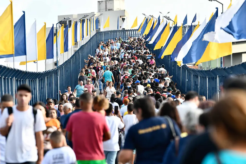 Símbolo de peregrinação, a Passarela da Fé une história, tradição e devoção em 392 metros de fé em Aparecida.