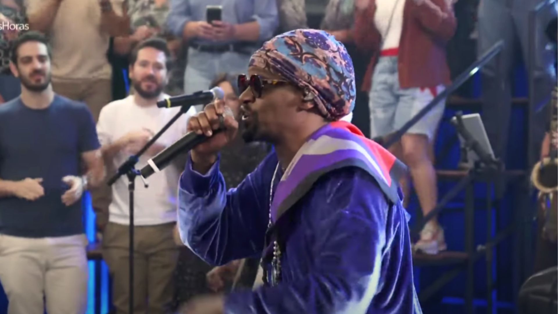 Toni Garrido anunciou mudança polêmica na letra de “Girassol” no programa Altas Horas, da TV Globo