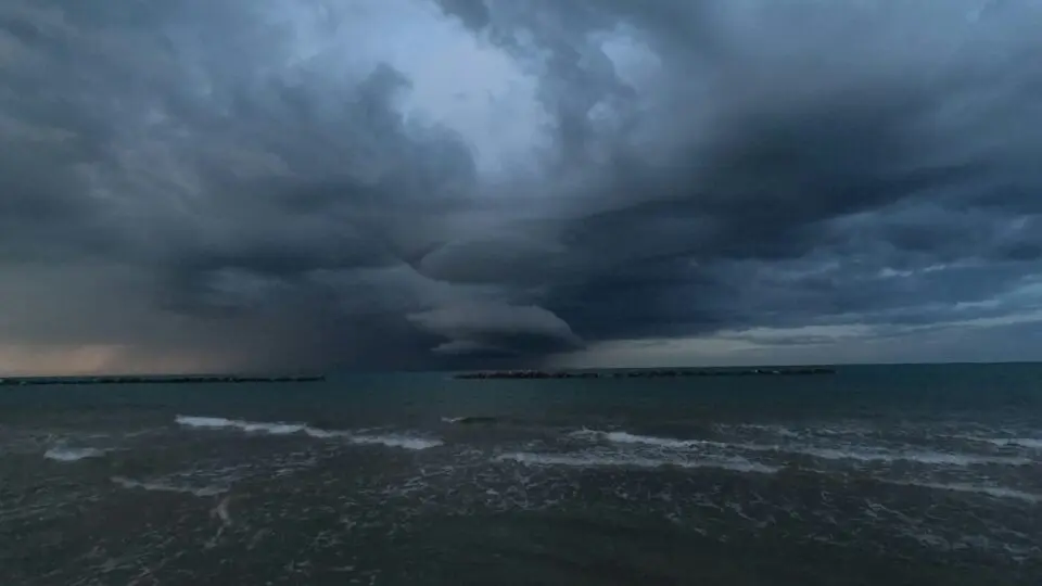 Ciclone extratropical avança no Brasil.